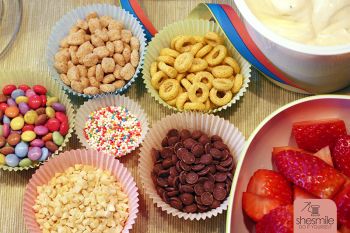 Obst und Süßkram als Topping für Joghurt oder Eis (Ein Buffet zum Kindergeburtstag)