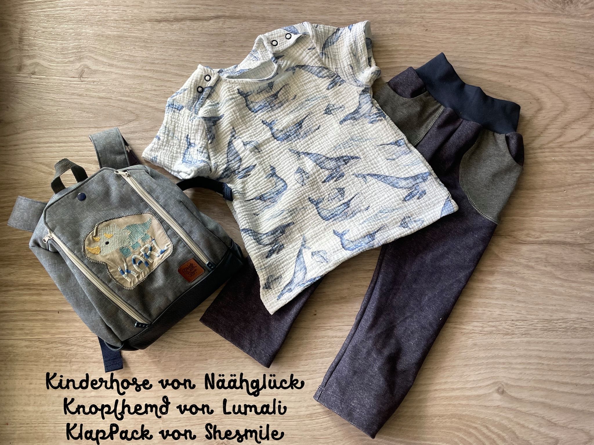 Jana Borbe hat genäht von shesmile den Rucksack "KlapPack". Außerdem eine Kinderhose von Näähglück DIY und ein Knopfhemd von Lumali.