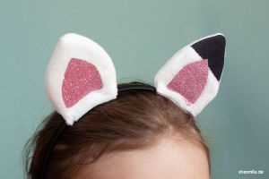 Das DIY Accessoire für die Gabbys Dollhouse Katzenparty zum 8. Kindergeburtstag: Ein schwarz-weiss-rosa-glitzer Pandy Haarreif mit Katzenohren nähen