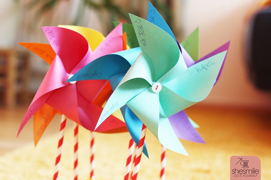 Bunte Windräder aus Papier basteln. Als Dekoration oder Einladungskarte zum Kindergeburtstag. Eine Bastelanleitung von shesmile.