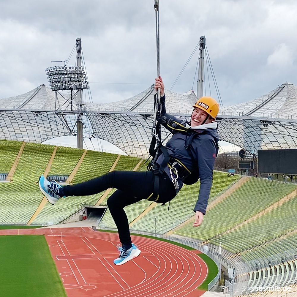 Absprung aus 40 Meter Höhe, am Rand des Olympiastadion Zeltdachs, 200 Meter quer über das Stadion.