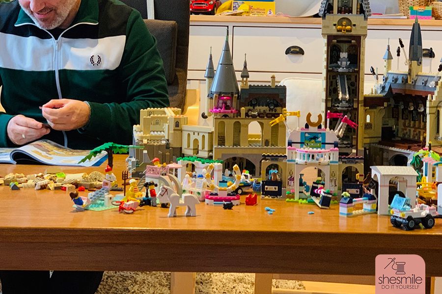 Papa beim LEGO bauen