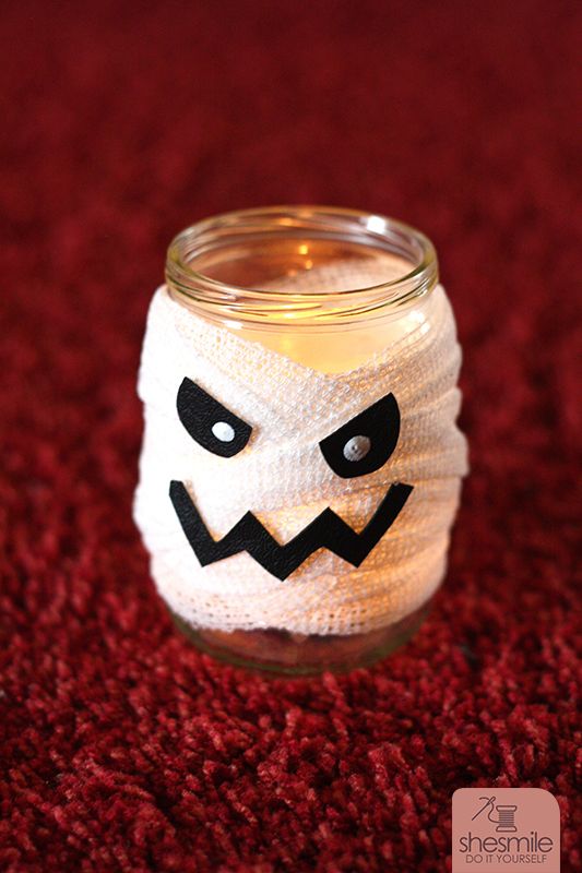 Stimmungsvolle Monster-Teelicht-Gläser basteln zu Halloween mit Kinder. Einfach kreative Ideen von shesmile.