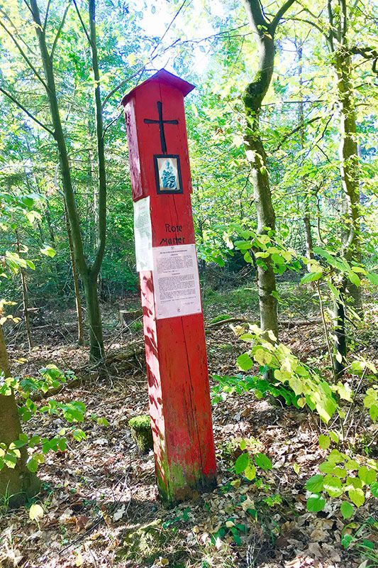 Das Rote Marterl, der Rote Marter im Staatswald bei Siebeneichen (Sulzbach-Rosenberg)