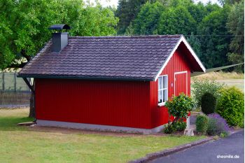 Ein rotes Norweger Häuschen im bayerischen Garten (Renovieren & Streichen)