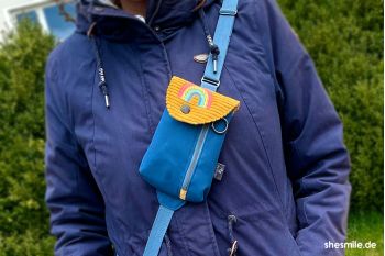 Eine Handytasche "Smartkram" als Crossbag mit Regenbogen-Applikation
