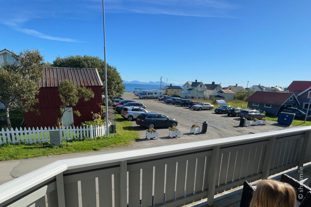 Blick vom Balkon auf den Parkplatz und das Meer der Tore Hunds Apartments Wohnung 3