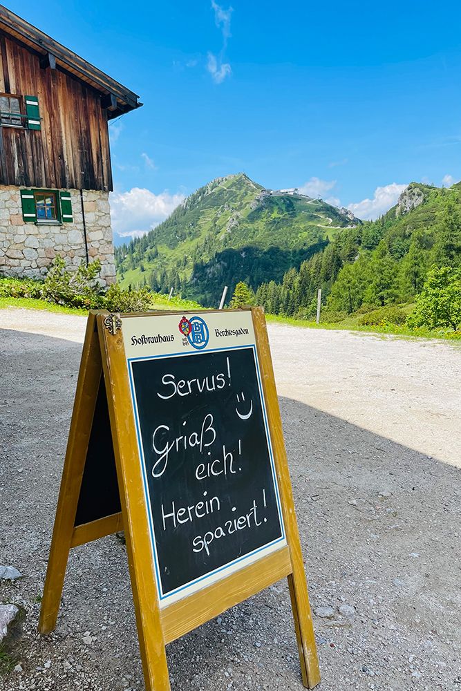 Servus! Griaß Eich! Herein Spaziert! Das Schneibsteinhaus ist eine Alpenvereinshütte der Sektion Berchtesgaden und liegt 1.670 m hoch inmitten der Berchtesgadener Alpen am Jenner.