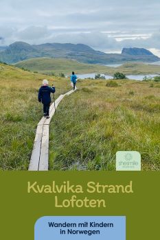 Auf den Spuren von Inge Wegge und Jørn Nyseth Ranum. Bucht Kvalvika: Unsere Wanderung mit Kindern zu einem der schönsten Strände auf den Lofoten in Norwegen.